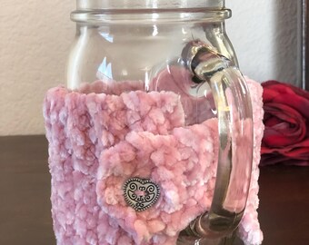 Funda para taza de chenilla rosa hecha a mano con botón de corazón: ¡regalo de San Valentín!