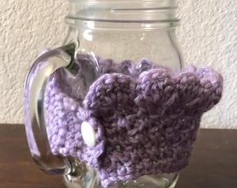 Funda para taza de color lila iridiscente, hecha a mano.