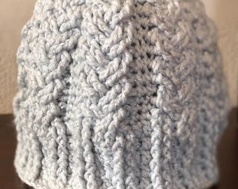 Gorro de ganchillo trenzado blanco/plateado brillante, talla para adulto, hecho a mano.