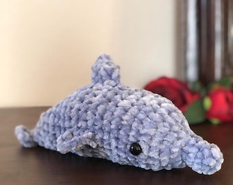 Adorable, suave y acogedor delfín amigurumi de chenilla de peluche