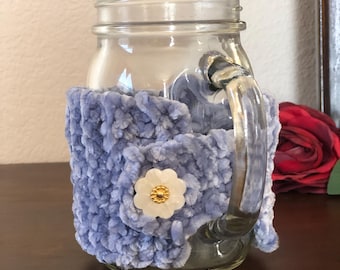 Funda para taza hecha a mano, suave y acogedora, azul con botón de flor de margarita blanca