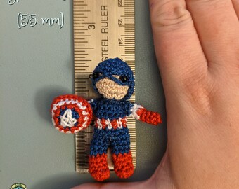 Tiniest Captain America - gehaakte amigurumi kunstpop bureaudecoratie