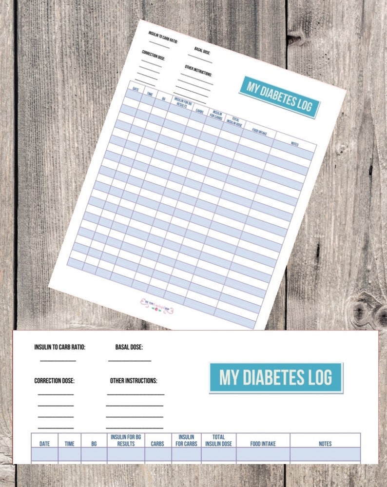 K&ouml;nnte beinhalten: Ein druckbares Diabetes-Tagebuch mit Abschnitten f&uuml;r Datum, Uhrzeit, Blutzuckerergebnisse, Kohlenhydrate, Insulin f&uuml;r Kohlenhydrate, Gesamtinsulin-Dosis, Nahrungsaufnahme und Notizen. Das Tagebuch hat ein blaues und wei&szlig;es Farbschema und der Text "My Diabetes Log" ist in einem blauen Kasten gedruckt.