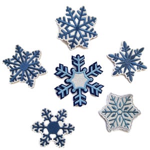 Puede incluir: Seis parches bordados de copos de nieve en tonos azules y blancos. Cada parche presenta un diseño detallado de copo de nieve, ideal para manualidades de invierno o adornos de ropa. Los parches son de varios tamaños.