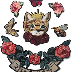 Peut inclure: Ensemble de patchs brodés avec un chat couronné, des roses, des papillons et une abeille. L'un des patchs indique "Happy Right Now". Les patchs sont rouges, dorés et bruns. Parfaits pour la personnalisation.