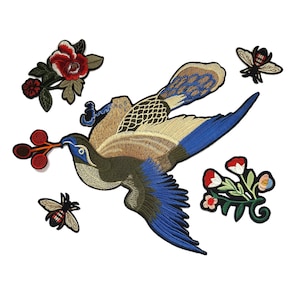 Op de afbeelding: Een set geborduurde patches met een grote vogel in vlucht die een takje met rode bessen vasthoudt, twee bijen met zwart-gele strepen, een rode roos met groene bladeren en een groep witte en rode bloemen met groene stelen.