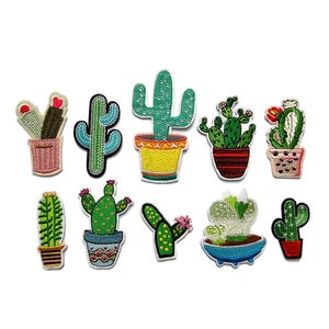 Peut inclure: Collection de dix écussons cactus brodés de différentes formes et tailles. Les écussons présentent des cactus verts avec des détails tels que des fleurs et des pots aux couleurs rouge, jaune et bleu. Ces écussons sont parfaits pour ajouter une touche décorative aux vêtements ou accessoires.