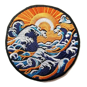 Peut inclure: Écusson brodé circulaire représentant des vagues océaniques et un soleil levant. Le motif présente des vagues bleues, blanches et orange, avec un soleil jaune et orange. Le patch a une bordure noire et le design est très détaillé.