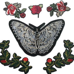 Könnte beinhalten: Ein Set Bügelbilder mit einem grauen Schmetterling, roten und weißen Rosen und grünen Blättern. Der Schmetterling hat ein detailliertes Design mit schwarzen Umrissen. Die Rosen haben ein realistisches Aussehen mit schwarzen Umrissen. Die Blätter sind dunkelgrün.
