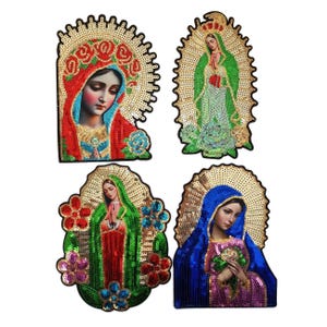 Op de afbeelding: Vier met pailletten versierde patches met religieuze figuren. Elke patch heeft een gouden halo en is versierd met kleurrijke pailletten. De figuren dragen gewaden in rood, groen en blauw, met bloemen en decoratieve accenten. De patches zijn voor kleding of knutselprojecten.