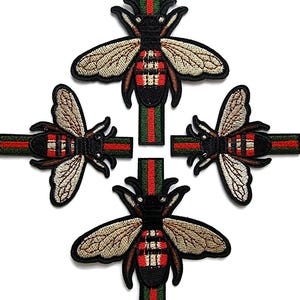 Geborduurde bijenpatch op een gestreepte band: verkrijgbaar in twee maten. Opstrijkbaar