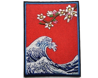 Parche termoadhesivo bordado en rojo intenso de Hokusai con ola y flor