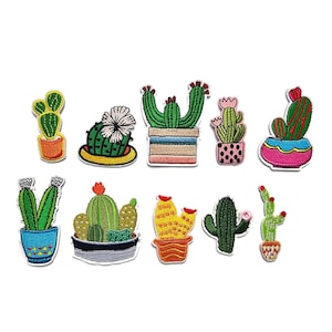 Peut inclure: Une collection de dix écussons de cactus brodés de différentes formes et couleurs. Chaque écusson présente un design de cactus différent, y compris des cactus en pot avec des fleurs et des détails épineux. Les écussons sont sur fond blanc.