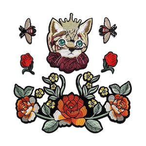 Broderad kattunge med krona, jacka-lappset: Bin, hjärtan och blommor