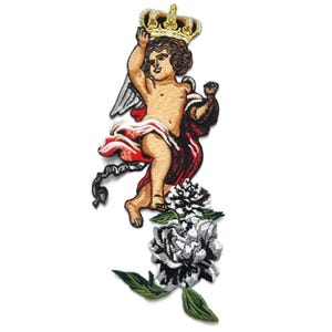 Può includere: Toppa ricamata da stirare con un cherubino che indossa una corona dorata e una veste rossa, tenendo un fiore nella mano. Il cherubino è circondato da fiori bianchi con foglie verdi.