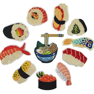 Könnte beinhalten: Eine Sammlung von zehn bestickten Aufnähern mit verschiedenen japanischen Speisen, darunter eine Schüssel Ramen mit Stäbchen, verschiedene Sushi-Rollen, Nigiri mit Garnelen, Thunfisch und Lachskaviar sowie ein bunter, karpfenförmiger Fisch.