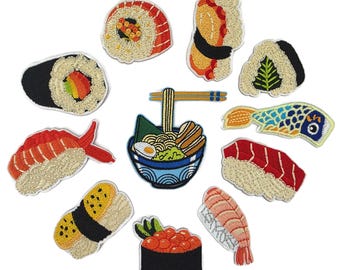 Op de afbeelding: Een verzameling van tien geborduurde patches met diverse Japanse etenswaren, waaronder een kom ramen met eetstokjes, verschillende soorten sushi, nigiri met garnaal, tonijn en zalmeitjes, en een kleurrijke visvormige vlag in karperstijl.