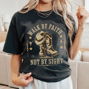 Boho western christelijk shirt, bijbelvers comfort kleuren cowboylaarzen shirt, trendy christelijk shirt, shirt Walk By Faith, christelijk cadeau