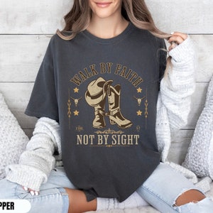 Walk By Faith Western Boots Shirt, 2 Korintiërs 5:7 Shirt voor christelijke vrouw, Trendy Christelijk Shirt, Distressed Boho Western Style Shirt