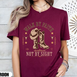 Walk By Faith Western Boots Shirt, 2 Korintiërs 5:7 Shirt voor christelijke vrouw, Trendy Christelijk Shirt, Distressed Boho Western Style Shirt