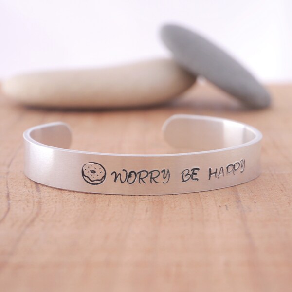 Bracelet en métal gravé Donut Worry Be Happy - Bracelet jonc do not worry be happy - Bijou personnalisable - Jeu de mots nourriture