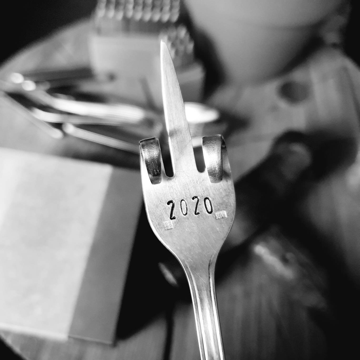 Pic à Apéro Doigt d'honneur Année Personnalisée - Fourchette Gravée Couvert Vintage Pic Olive Humour