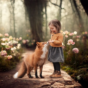 Może przedstawiać: Mała dziewczynka w brązowej kurtce i szarej sukience uśmiecha się, karmiąc rudego lisa w leśnym otoczeniu. Lis stoi na ścieżce otoczonej różowymi kwiatami.