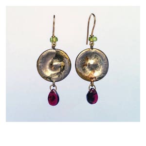 Dangle earrings MINERVA: hooks and link in 18k solid yellow gold, oxidized brass studs, natural stones as Rhodolite garnet and Peridot.