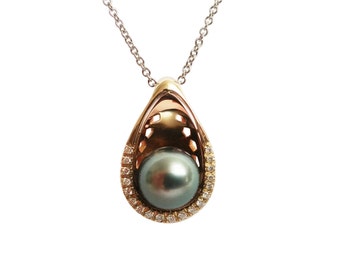 Pendentif NEST. Or massif 18 carats, poinçonné : or rose, or blanc naturel*, perle noire de Tahiti, diamants, perforation nid d'abeille, perle de Tahiti