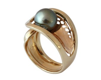 NIDO ring : 18k rose solid gold, 18k “natural white” * solid gold, Tahitian black pearl, honeycomb openwork, Tahiti pearl