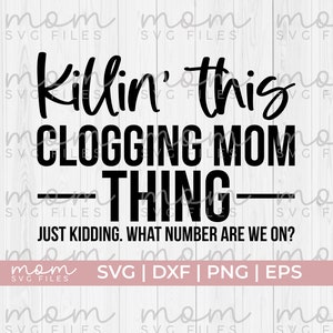 Op de afbeelding: Zwart-witte tekstgrafiek op een witte houten achtergrond. De tekst luidt "Killin' this CLOGGING MOM THING - JUST KIDDING. WHAT NUMBER ARE WE ON?" De grafiek is voor een digitale download van een snijbestand voor knutselen.