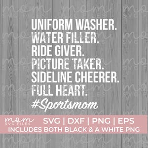 Pode incluir: Texto branco sobre um fundo de madeira cinza que diz "Uniform Washer. Water Filler. Ride Giver. Picture Taker. Sideline Cheerer. Full Heart. #Sportsmom". Abaixo do texto, h&aacute; uma faixa rosa com o texto "mom SVG FILES SVG | DXF | PNG | EPS INCLUDES BOTH BLACK & A WHITE PNG".