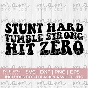 Peut inclure: Graphique noir et blanc avec les mots "STUNT HARD, TUMBLE STRONG, HIT ZERO" dans une police rétro audacieuse. En dessous, une bannière rose avec "SVG | DXF | PNG | EPS" et "INCLUDES BOTH BLACK & A WHITE PNG".