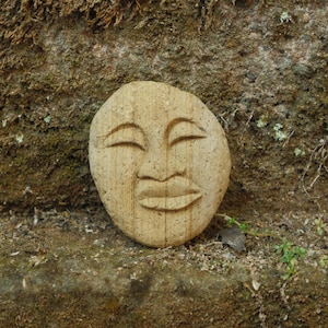 Künstlerische Naturstein-Statue - Primitive handgeschnitzte Gesichtsfigur für Ihren Garten