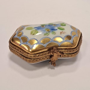 Vintage Limoges France Porcelain Trinket Box , Limoges Pill Box, Hand Painted