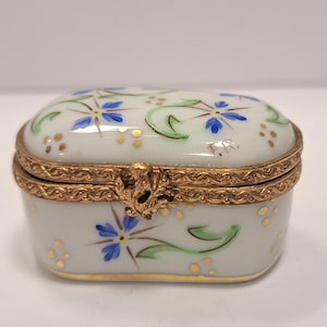 Vintage Limoges France Porcelain Trinket Box , Limoges Pill Box, Hand Painted
