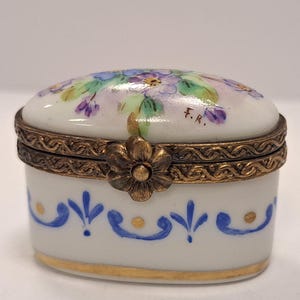 Vintage Limoges France Porcelain Trinket Box , Limoges Pill Box, Hand Painted