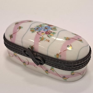 Vintage Limoges France Porcelain Trinket Box , Limoges Pill Box, Hand Painted