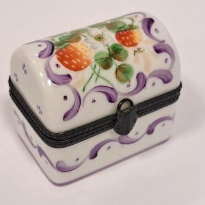 Vintage Limoges France Porcelain Trinket Box ,Pill box, Hand Painted