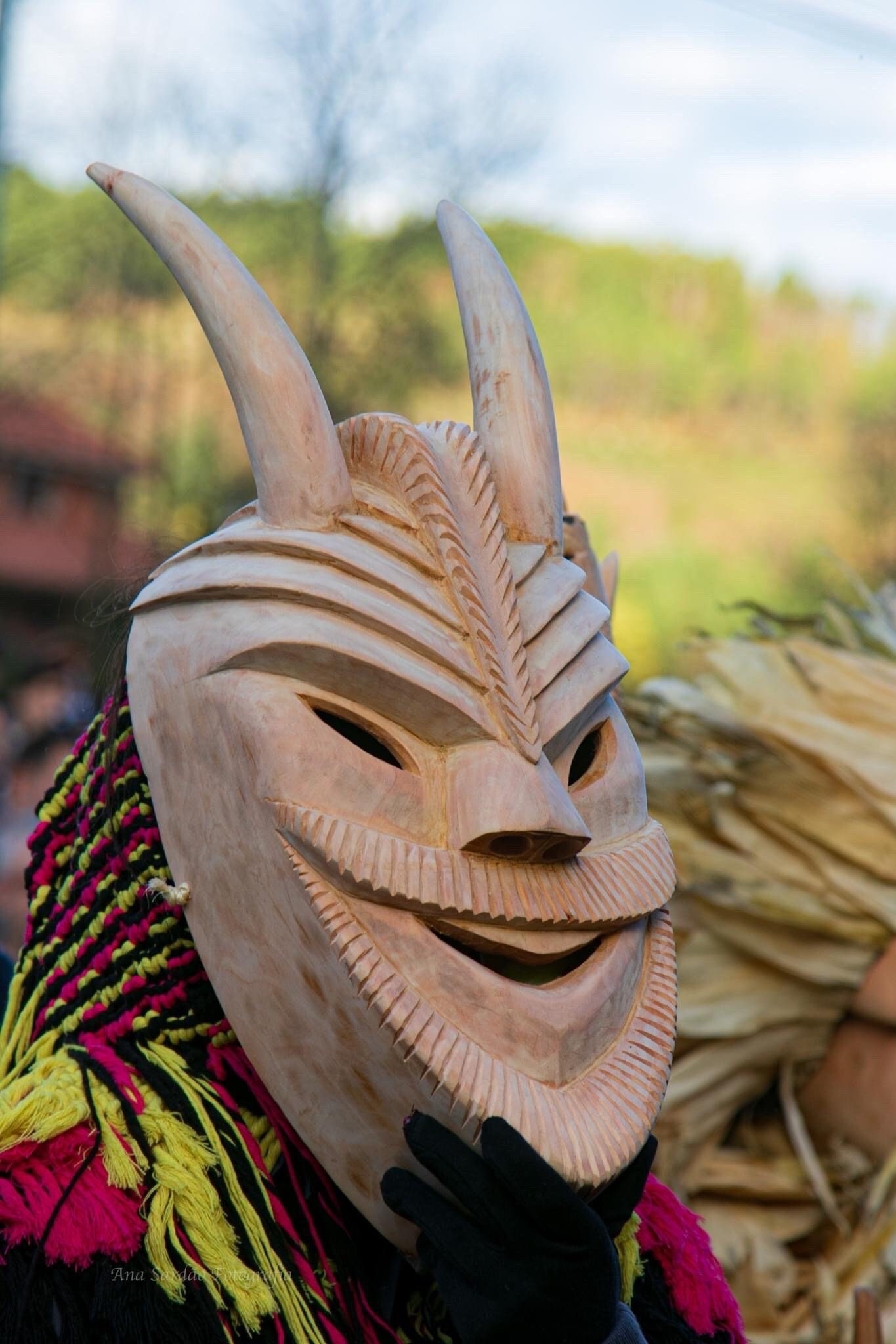 手作りのラザリム木製マスク - 精巧に彫刻されたポルトガルの芸術