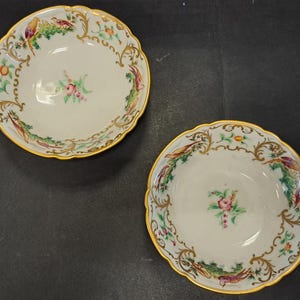 Dos platos decorativos de porcelana inglesa Chelsea