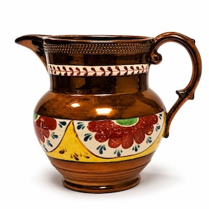 Può includere: Una brocca in ceramica color marrone metallizzato con una fascia decorativa di motivi a foglie rosse e bianche vicino al bordo. Il corpo presenta un disegno dipinto a mano di grandi fiori rossi, forme triangolari gialle e piccoli accenti blu.