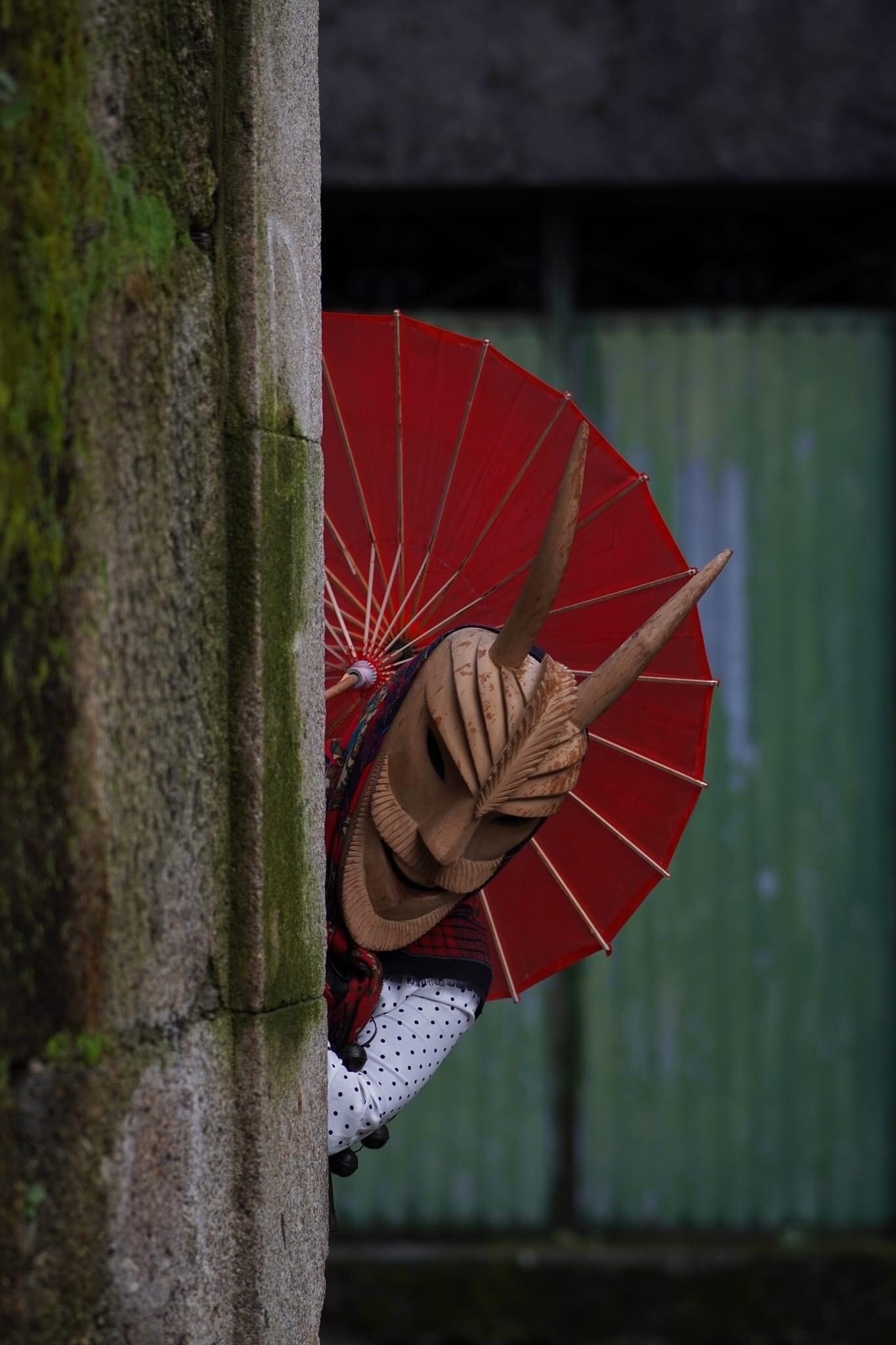 手作りのラザリム木製マスク - 精巧に彫刻されたポルトガルの芸術