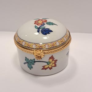Vintage Limoges France Porcelain Trinket Box , Limoges Pill Box, Hand Painted
