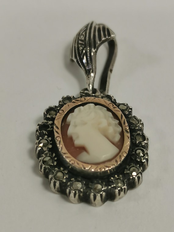 Chaîne et pendentif sertie d'un camée coquillage et 33 Chaîne et pendentif sertie d'un camée coquillage et 33