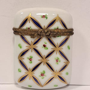 Vintage Limoges France Porcelain Trinket Box ,Pill box, Hand Painted