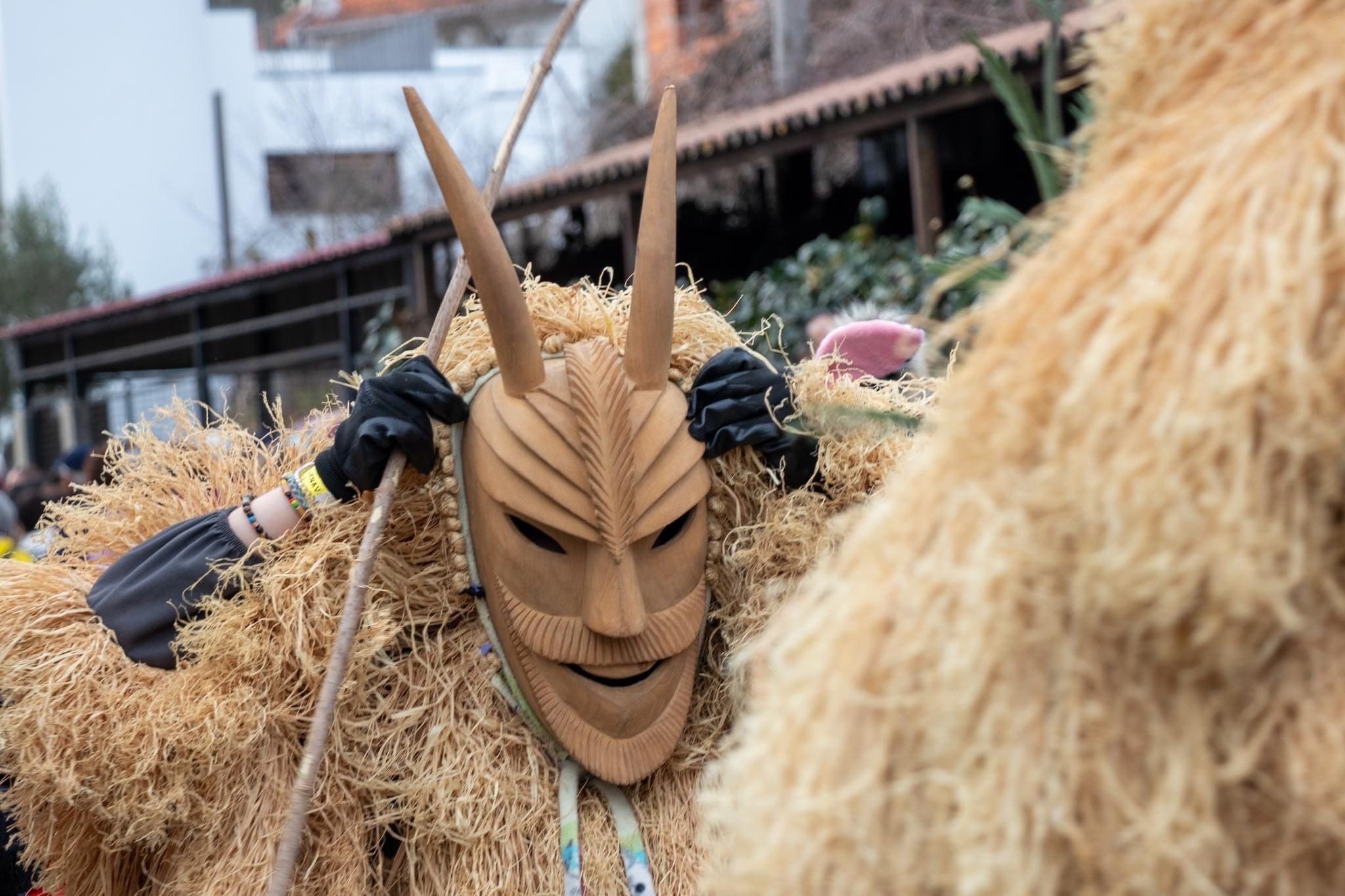 手作りのラザリム木製マスク - 精巧に彫刻されたポルトガルの芸術