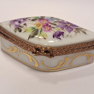 Vintage Limoges France Porcelain Trinket Box , Limoges Pill Box, Hand Painted