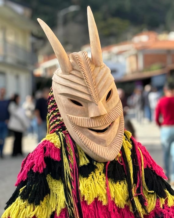 手作りのラザリム木製マスク - 精巧に彫刻されたポルトガルの芸術