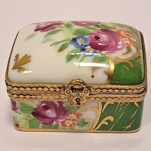 Puede incluir: Un juego de tres tazas de cerámica con acabado mate y moteado. Las tazas son de color crema, gris claro y gris oscuro. Cada taza tiene un diseño simple y minimalista.